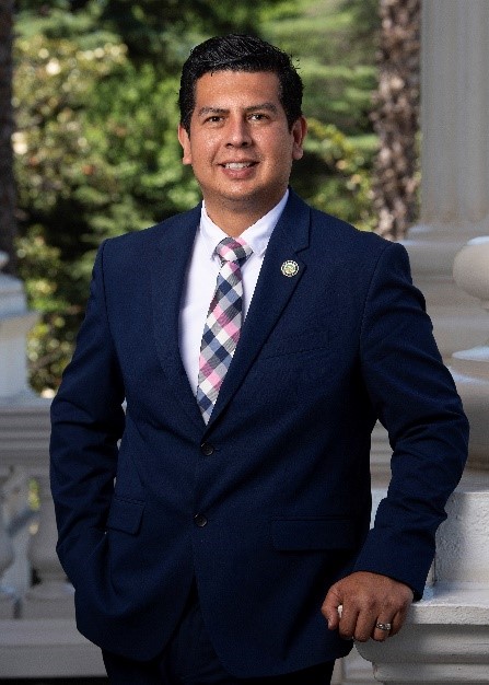 AD80 alvarez biography photo